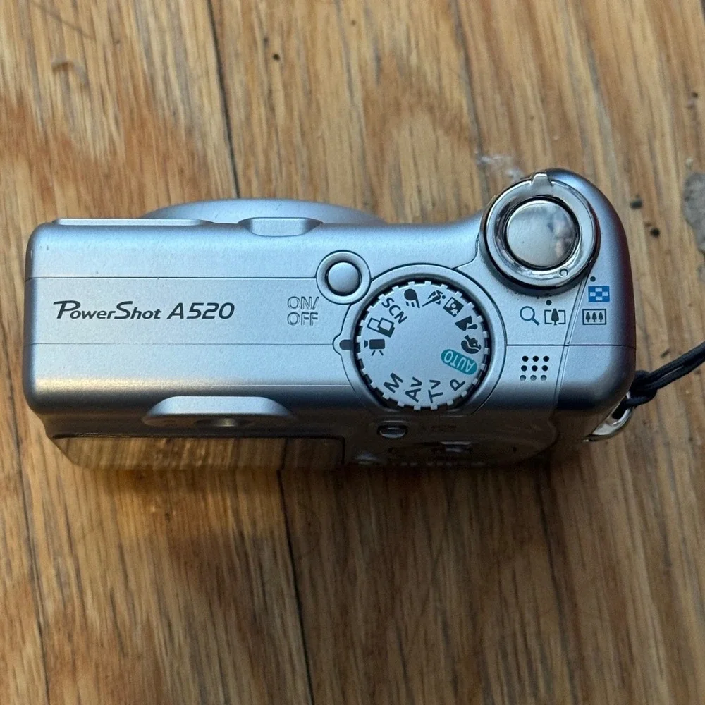 Canon PowerShot A520 Digital Camera 4.0MP 4x Zoom Silver PC1106 For Parts Repair - Picture 3 of 7